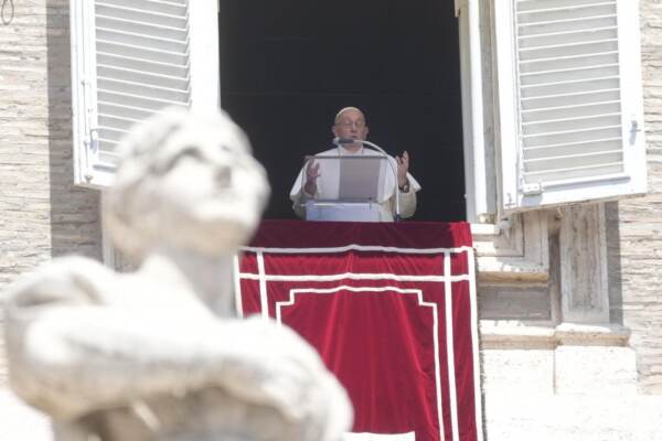 Vaticano - L'Angelus della domenica di Papa Francesco in Piazza San Pietro