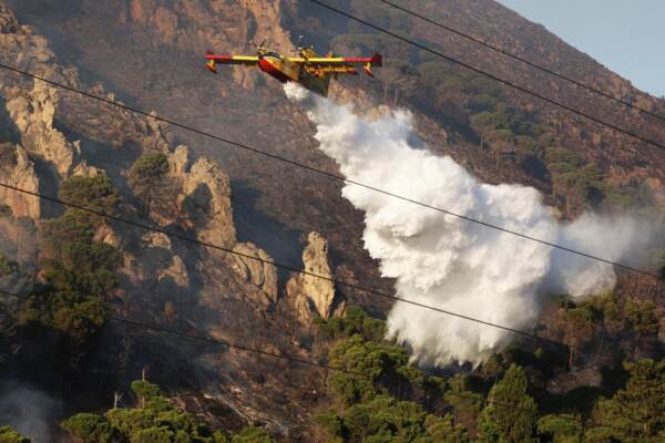 Canadair in volo sul palermitano, Altofonte in fiamme
