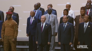Russia, Putin posa con i leader africani durante il vertice di San Pietroburgo