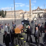 Andrea Purgatori, l’arrivo del feretro nella ‘chiesa degli artisti’ a Roma