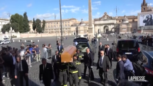 Andrea Purgatori, l’arrivo del feretro nella ‘chiesa degli artisti’ a Roma