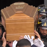 Purgatori, lungo applauso saluta il feretro all’uscita dalla chiesa degli artisti