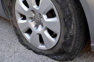 Torino, blitz ambientalista: sgonfiate gomme a 70 suv