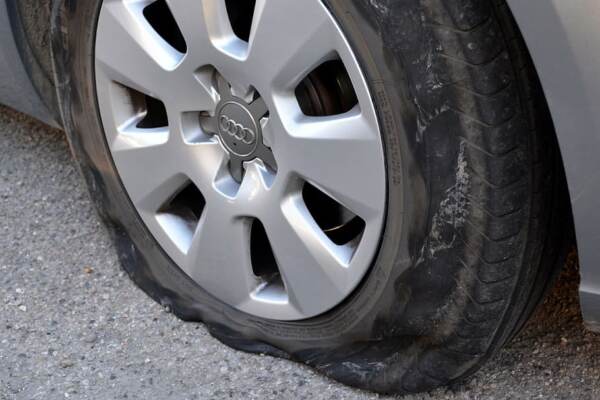 Torino, blitz ambientalista: sgonfiate gomme a 70 suv