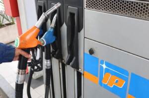 Prezzo della benzina nl 2023 in Italia, 20 centesimi in più’ del 2022