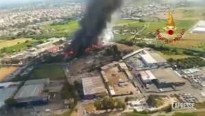 Incendio Ciampino, la colonna di fumo vista dall’alto