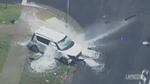 Los Angeles, rocambolesco inseguimento finisce con un’auto contro un idrante