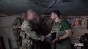 Ucraina, Zelensky visita postazioni forze speciali vicino Bakhmut