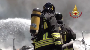 Incendio Ciampino, continua l’intervento dei Vigili del Fuoco