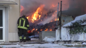 Ciampino, incendio distrugge la discarica: fiamme e colonna di fumo altissima
