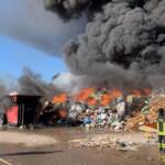 Roma, incendio rifiuti a Ciampino: alta colonna di fumo