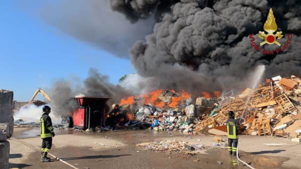 Roma, incendio rifiuti a Ciampino: alta colonna di fumo