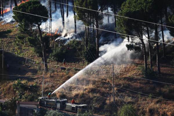 Canadair in volo sul palermitano, Altofonte in fiamme