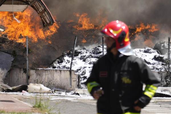 Incendio scoppiato in una discarica vicino all\'aeroporto di Ciampino a Roma