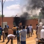 Niger, manifestanti pro golpe assaltano ambasciata francese