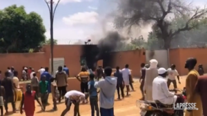Niger, manifestanti pro golpe assaltano ambasciata francese