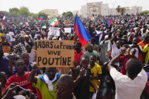 Niger, filo-golpisti tentano assalto ad ambasciata francese