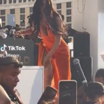 Usa, Cardi B lancia il microfono contro un fan a Las Vegas