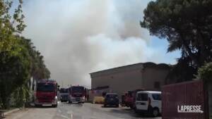 Roma, dopo 24 ore ancora in fiamme la discarica di Ciampino