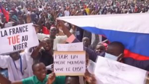 Niger, manifestazione pro golpe a Niamey: diverse bandiere russe