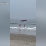 Usa, aereo si schianta in mare: le immagini riprese dai bagnanti