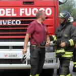 Bari, a fuoco carico bottiglie birra fuori stabilimento Peroni