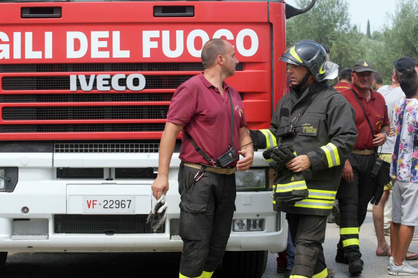 Bari, a fuoco carico bottiglie birra fuori stabilimento Peroni