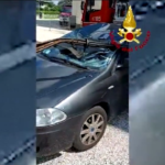 Maltempo, croce campanile cade su auto nel vicentino