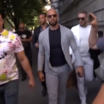 Andrew Tate arriva in tribunale a Bucarest: “Verrà fatta giustizia”