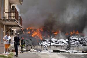 Incendio scoppiato in una discarica vicino all\'aeroporto di Ciampino a Roma