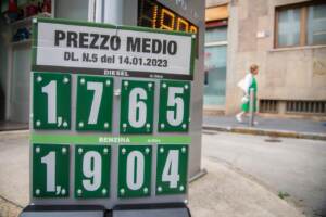 Esposti nei benzinai i prezzi medi regionali dei carburanti