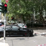 Scontro tra auto a Milano, pedone schiacciato contro un palo