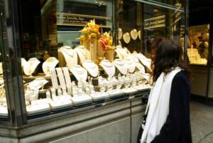 Francia, rapina milionaria in gioielleria di lusso a Parigi