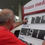 Milano, i distributori di benzina espongono i prezzi medi