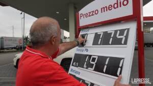 Milano, i distributori di benzina espongono i prezzi medi