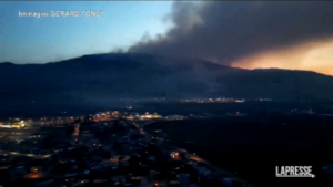 Incendi in Canada, colonna di fumo sulla città di Osoyoos