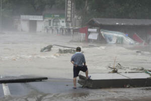 Cina, inondazioni intorno a Pechino, 11 morti e 27 dispersi