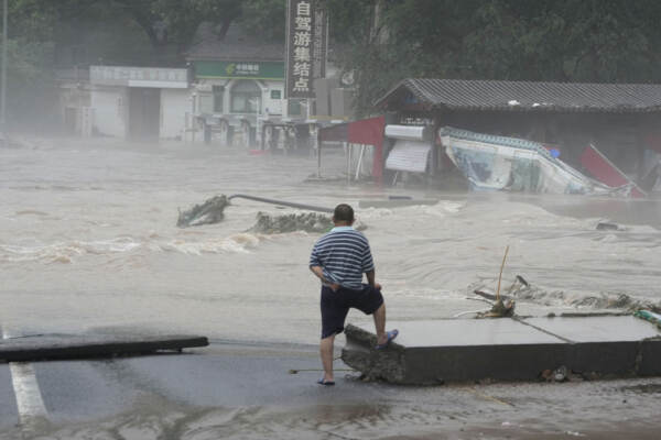 Cina, inondazioni intorno a Pechino, 11 morti e 27 dispersi