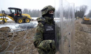 Polonia, in costruzione il muro di metallo per bloccare migranti spinti dalla Bielorussia