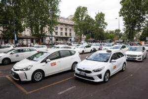 Milano: protesta dei tassisti contro il Ddl Concorrenza, in città non si trovano taxi