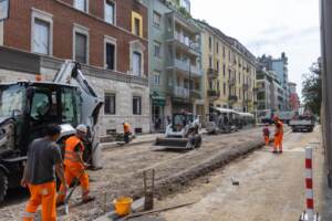 Milano - Riasfaltatura via PIer Lombardo dopo esplosione camion per trasporto bombole ossigeno