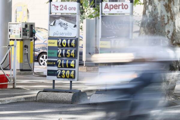 Esposti nei benzinai i prezzi medi regionali dei carburanti a Roma