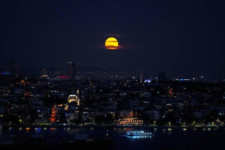 La superluna nel mondo