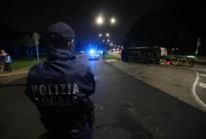 Incidente stradale a Milano, ambulanza ribaltata