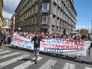 Reddito di cittadinanza, tensione a corteo a Napoli davanti a sede FdI