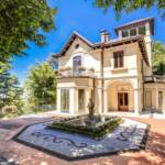 Varese, influencer tedeschi distruggono statua ‘800 per girare video