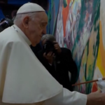 Giornata mondiale gioventù, Papa Francesco completa il murale dei giovani di Scholas Occurrentes