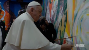 Giornata mondiale gioventù, Papa Francesco completa il murale dei giovani di Scholas Occurrentes