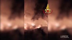 Roma, incendio in discarica abusiva a Ponte Mammolo: il video