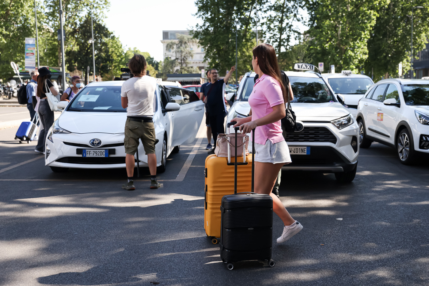 Taxi, verso aumento licenze fino 20%. In dl asset misure contro caro-voli